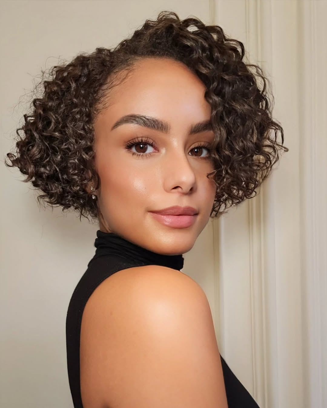 470 chic curly bob with side part