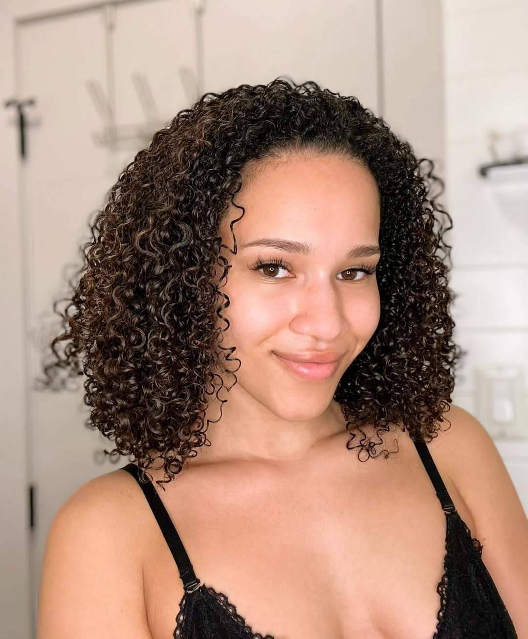 Chic Shoulder-Length Natural Curls