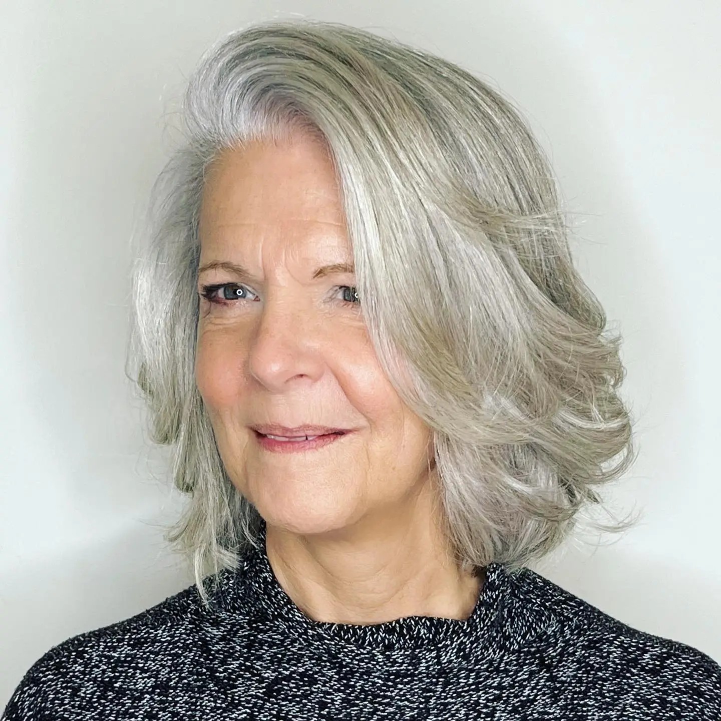 Chic Silver Shoulder-Length Haircut with Soft Waves