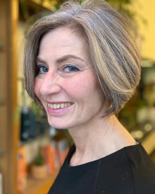 Chic Textured Bob with Subtle Highlights