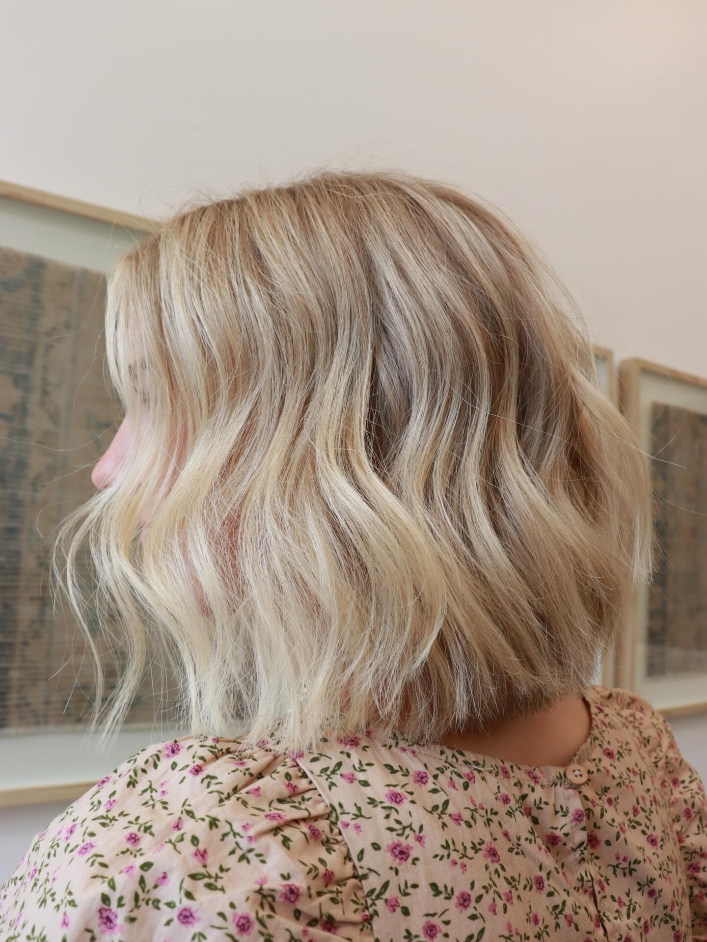 Chic Textured Blonde Bob with Subtle Waves
