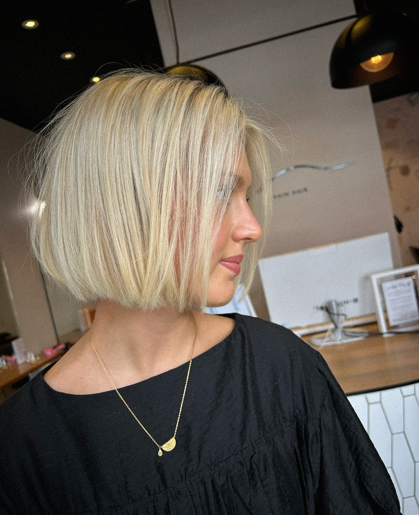 Effortlessly Chic Blonde Bob with Subtle Layers