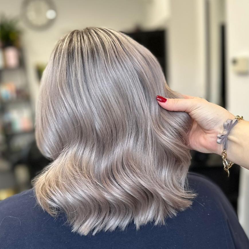 Chic Mushroom Blonde Textured Bob with Soft Waves