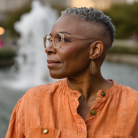 Chic Short Textured Cut with Silver Highlights