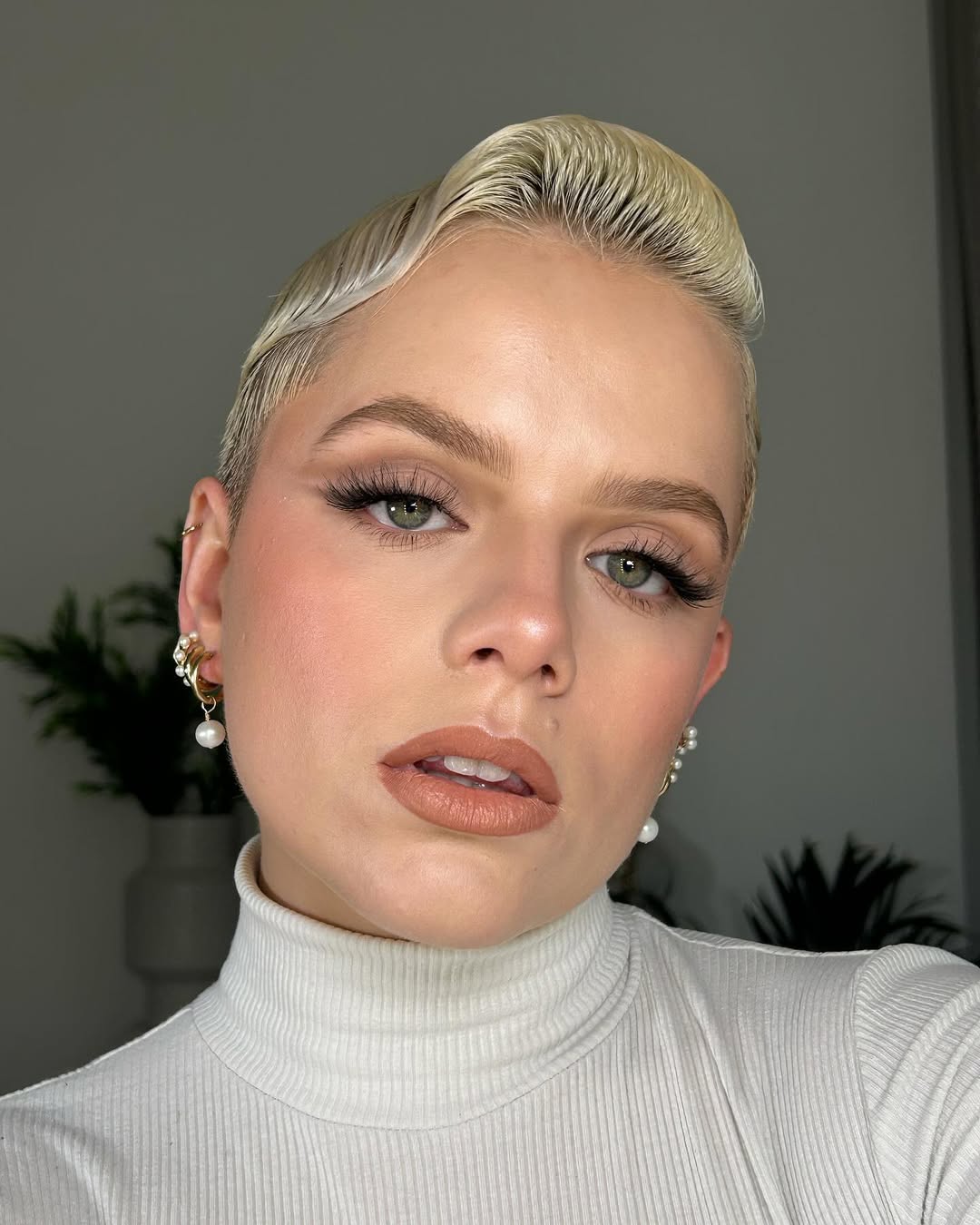 Polished Short Blonde Pixie with Sleek Finish