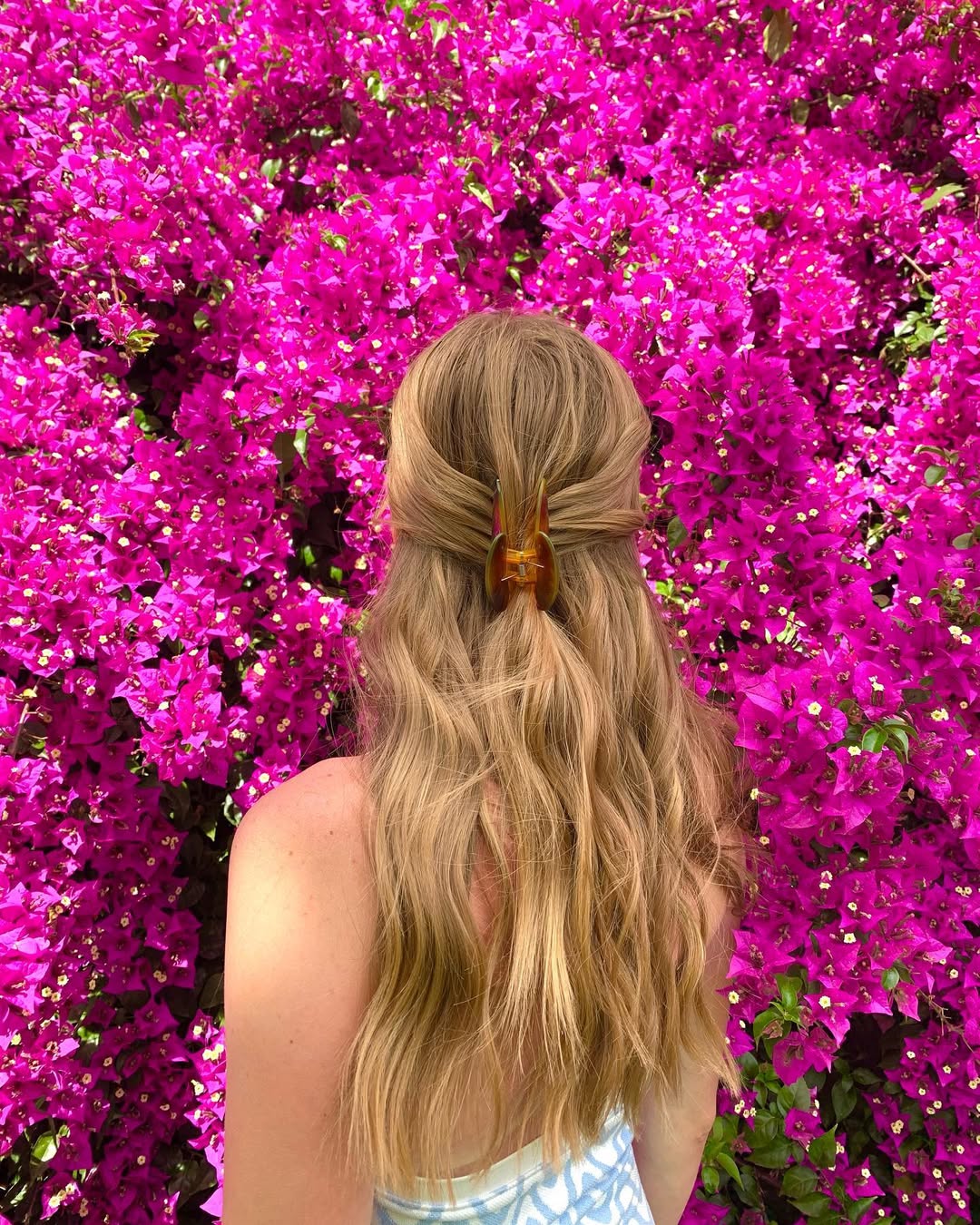 Effortlessly Chic Claw Clip Hairstyle for Long Wavy Hair