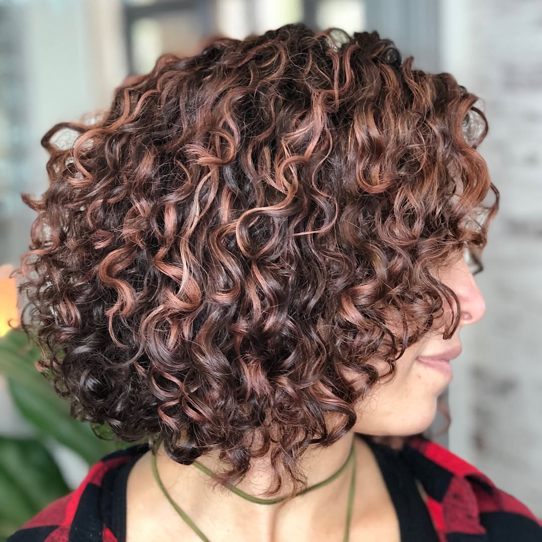 Chic Curly Bob with Soft Highlights