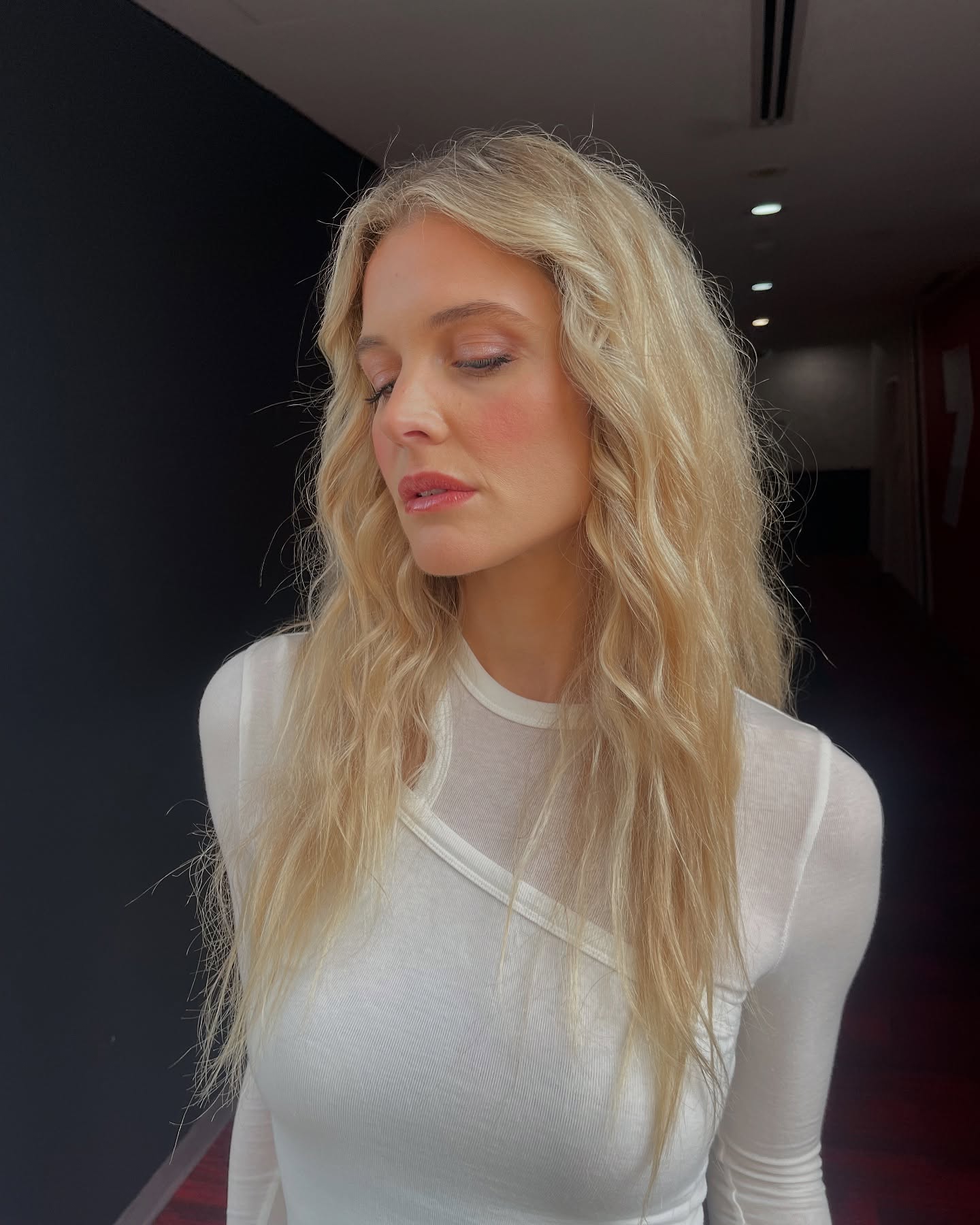 Effortlessly Textured Long Waves with Subtle Highlights