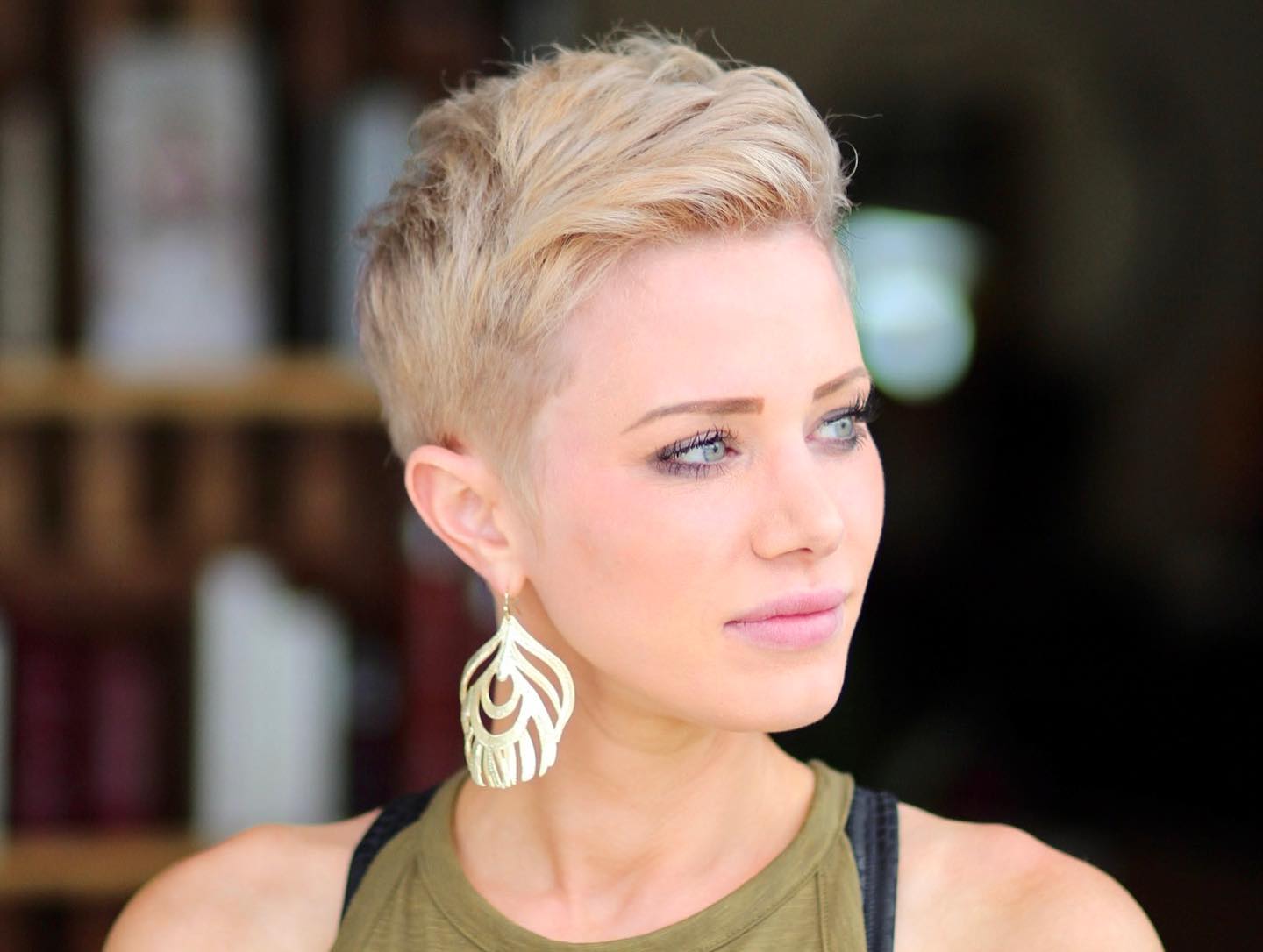 Chic Textured Short Pixie with Volume
