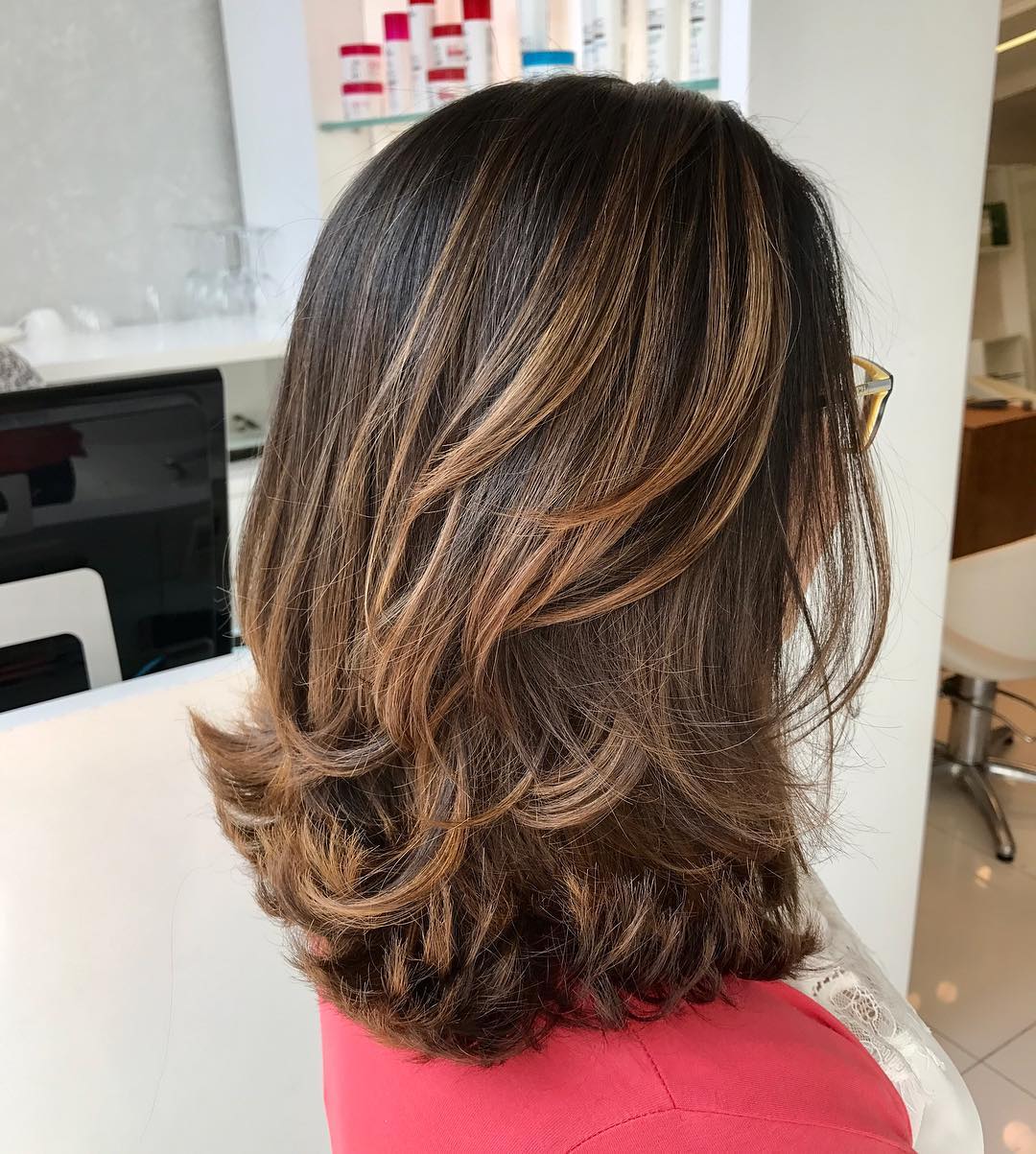 Chic Layered Cut with Warm Caramel Highlights