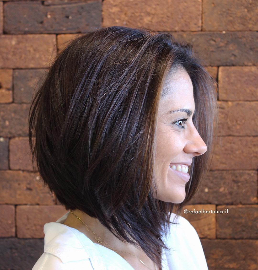 Chic Layered Bob with Subtle Highlights