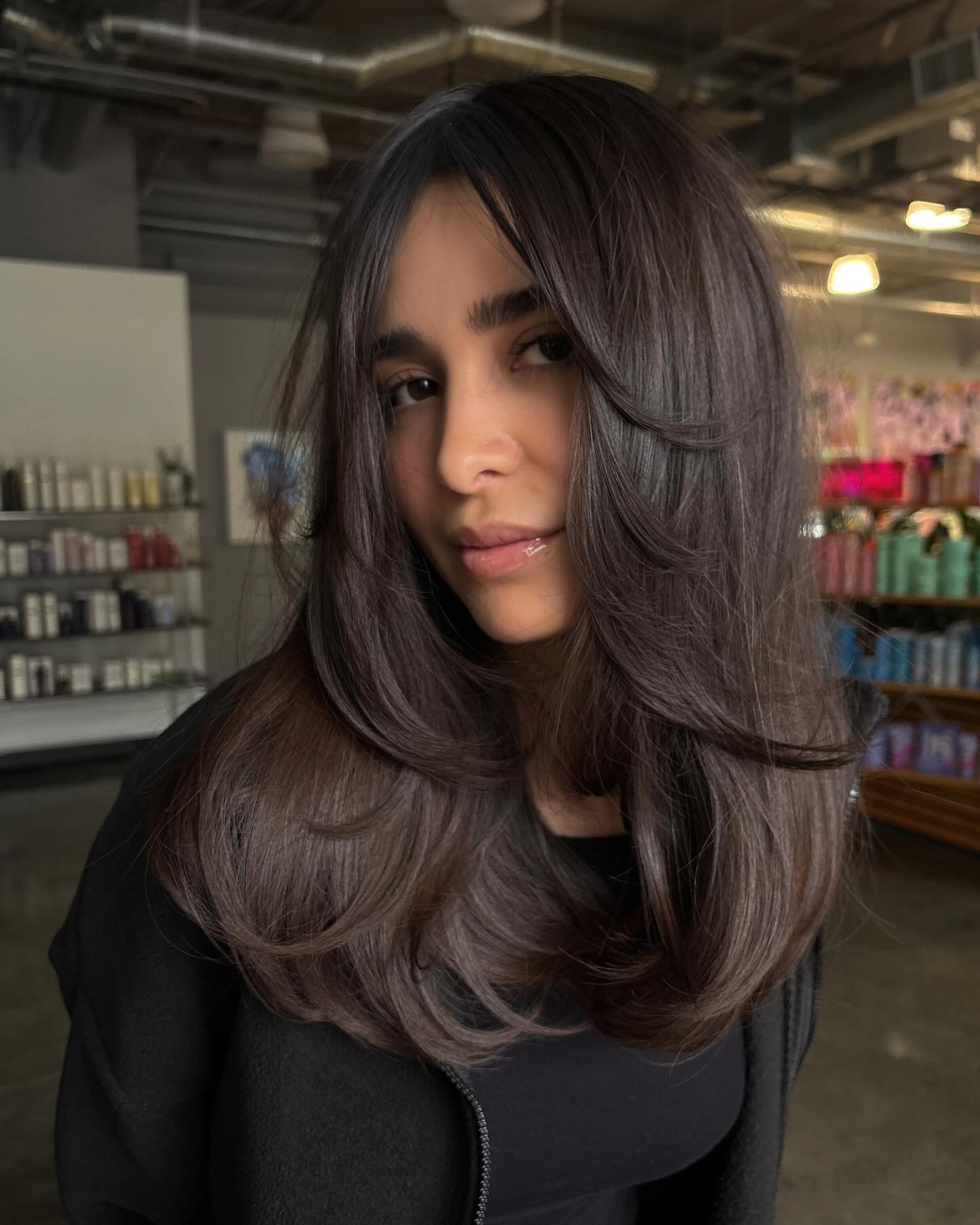 Elegant Feathered Layers with Natural Movement