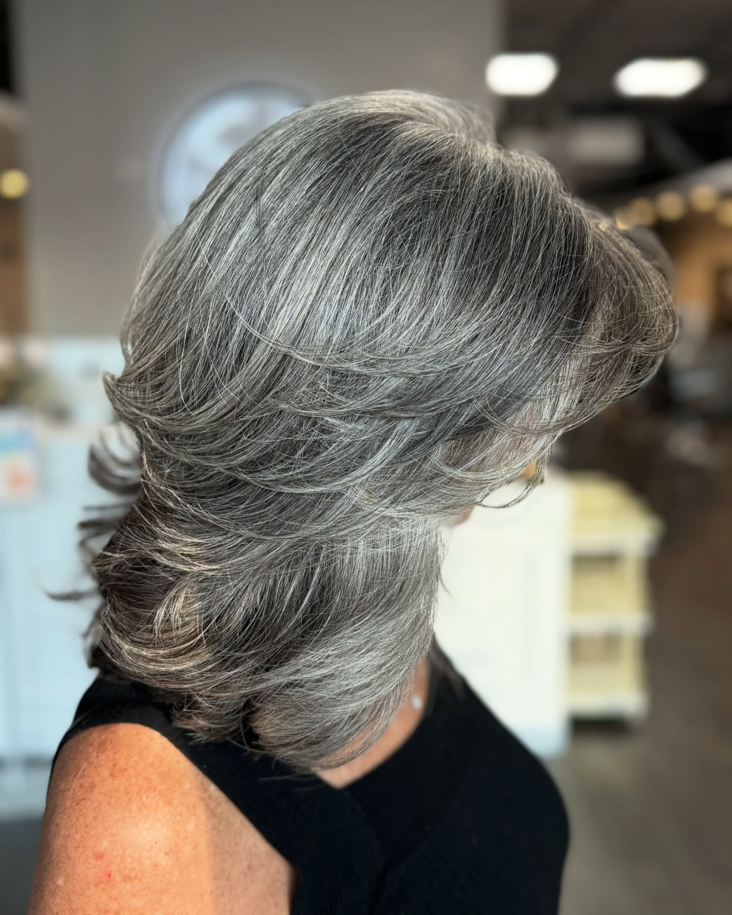 Elegant Silver Feathered Layers with Soft Movement