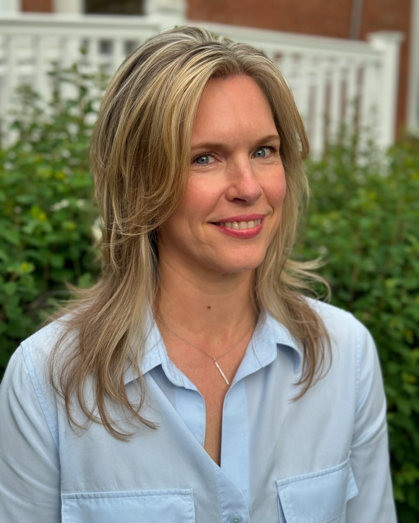 Subtle Feathered Layers with Natural Movement