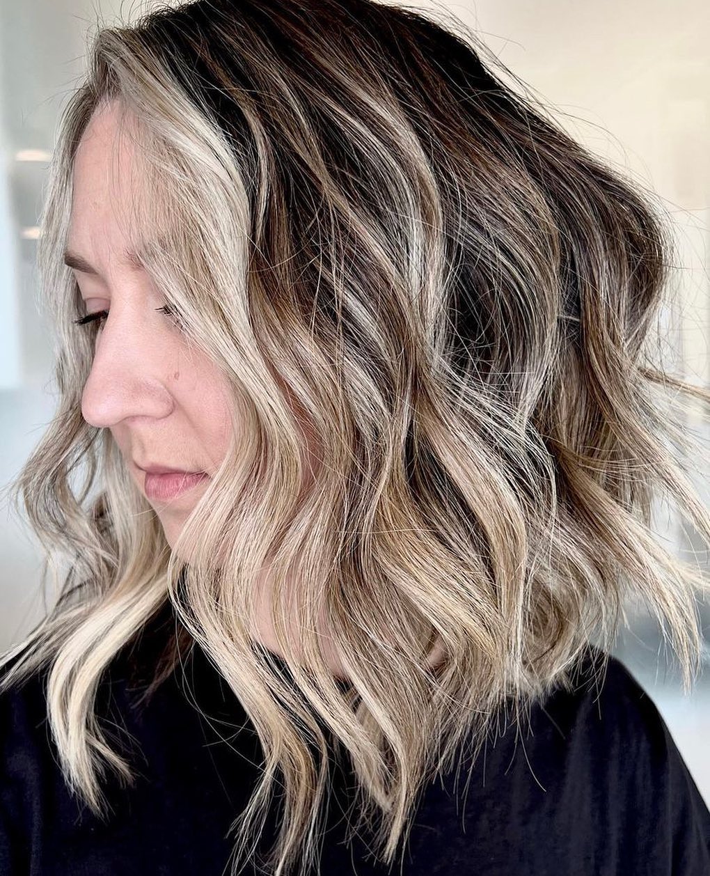 21584 textured wavy lob with sun kissed highlights