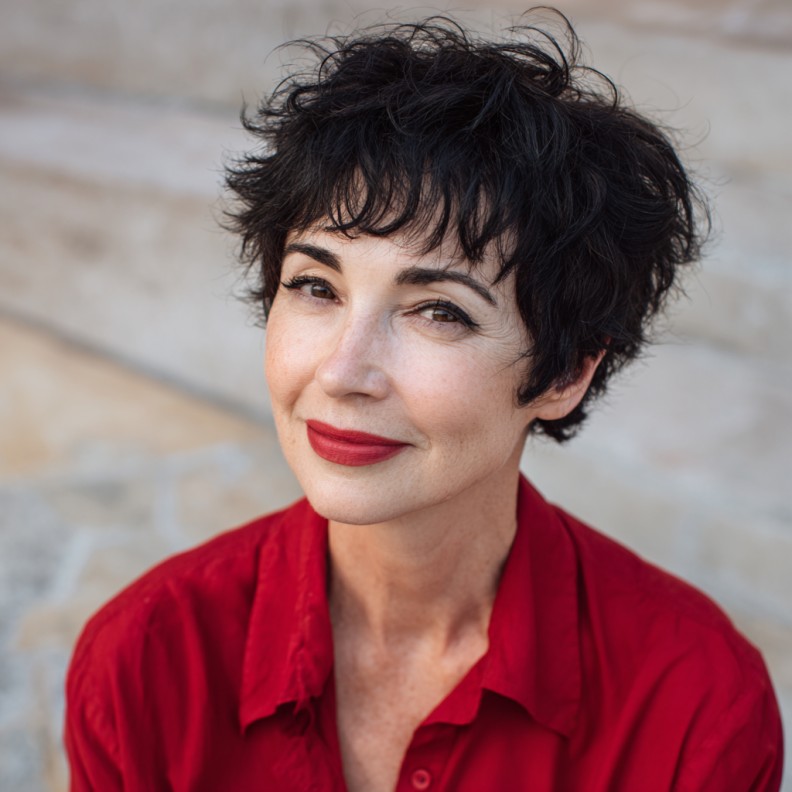 Chic Textured Pixie Cut with Defined Curls