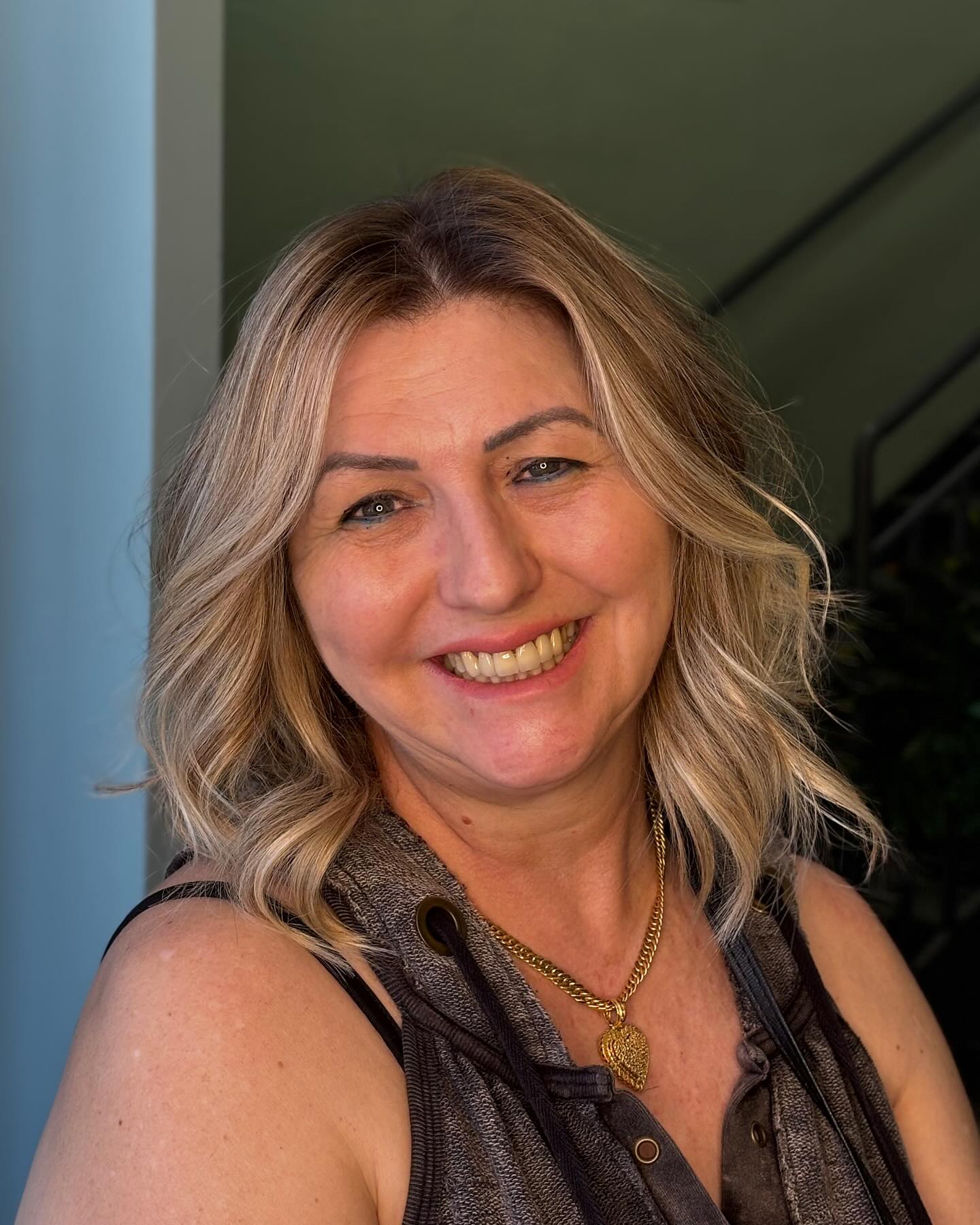 Soft Choppy Lob with Warm Highlights