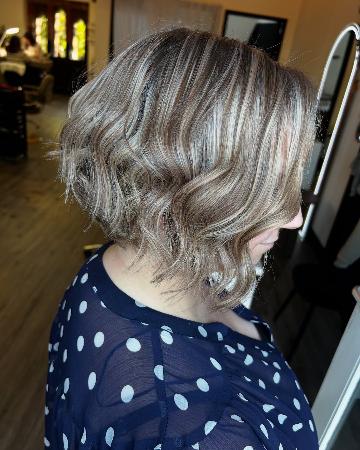 Softly Textured Wavy Bob with Subtle Highlights