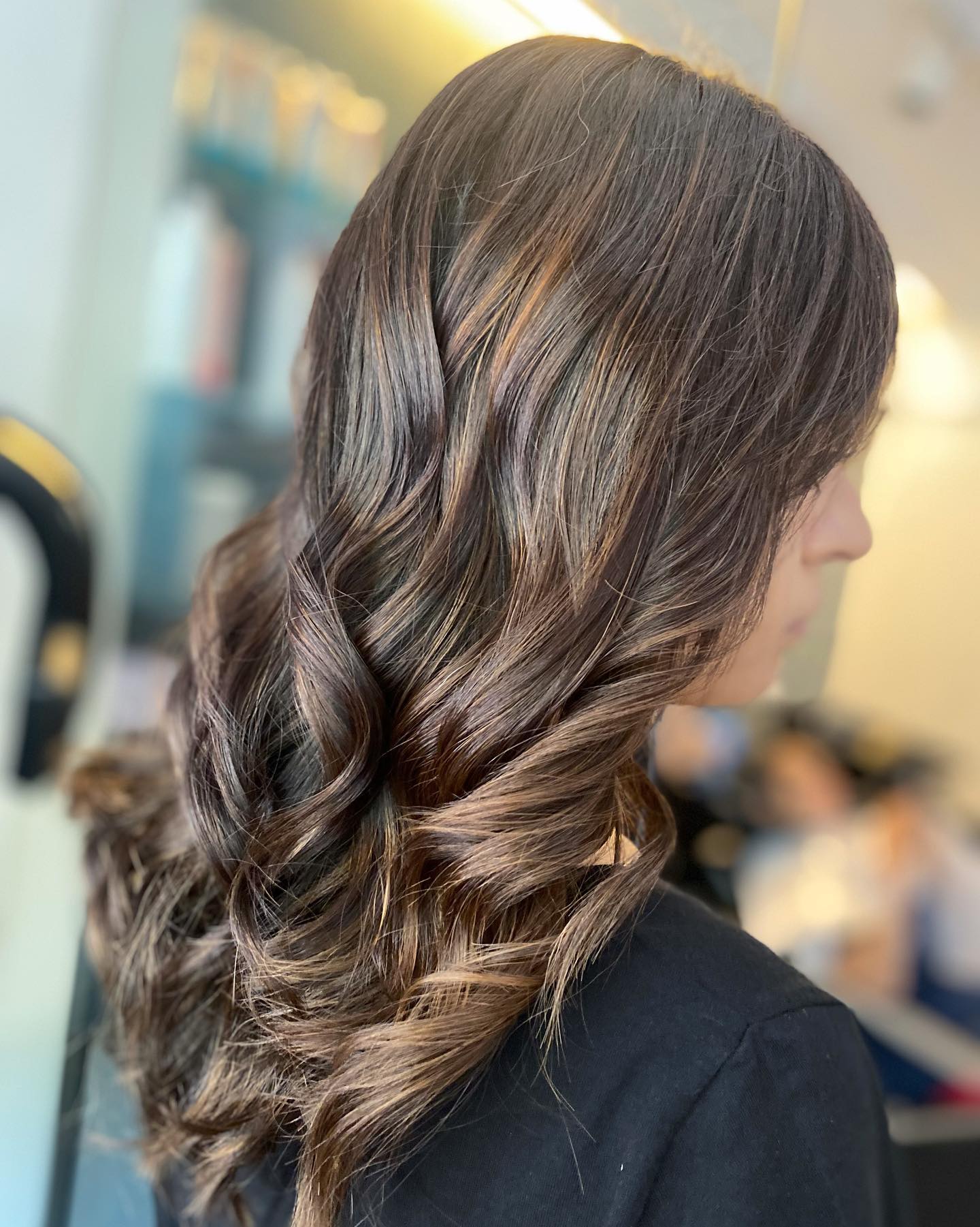 Elegant Caramel-Highlighted Layered Waves