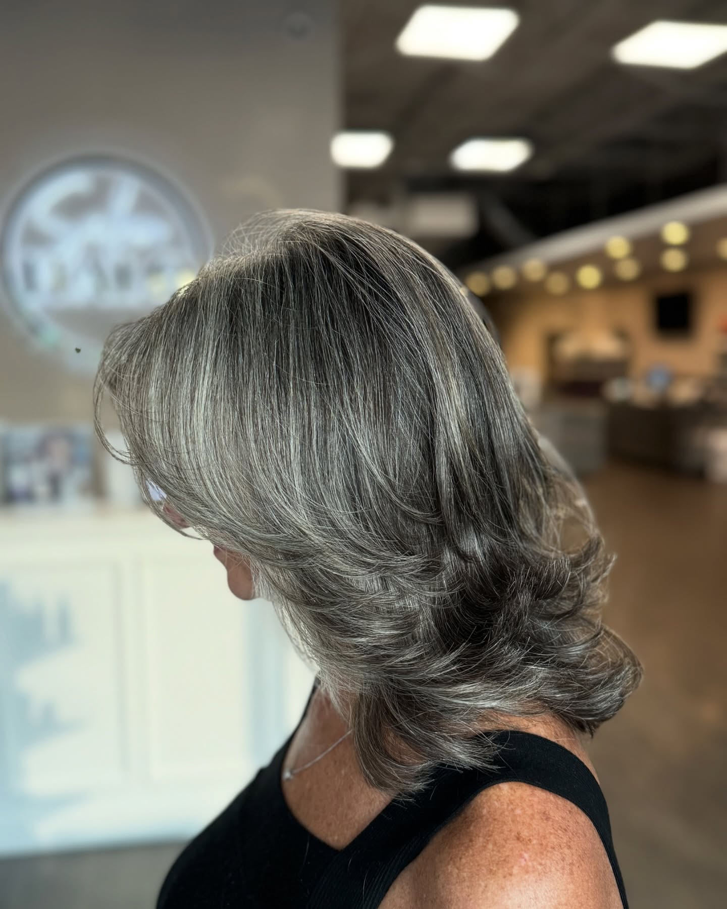Elegant Silver Layered Cut with Soft Movement