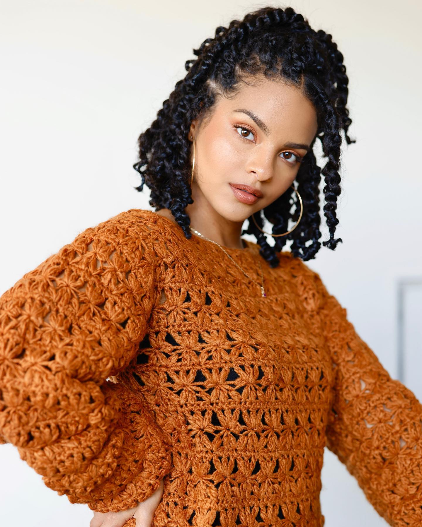Playful Short Twists with Defined Curls
