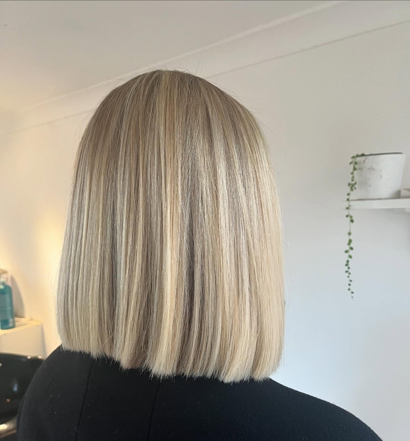 Classic Straight Lob with Subtle Highlights