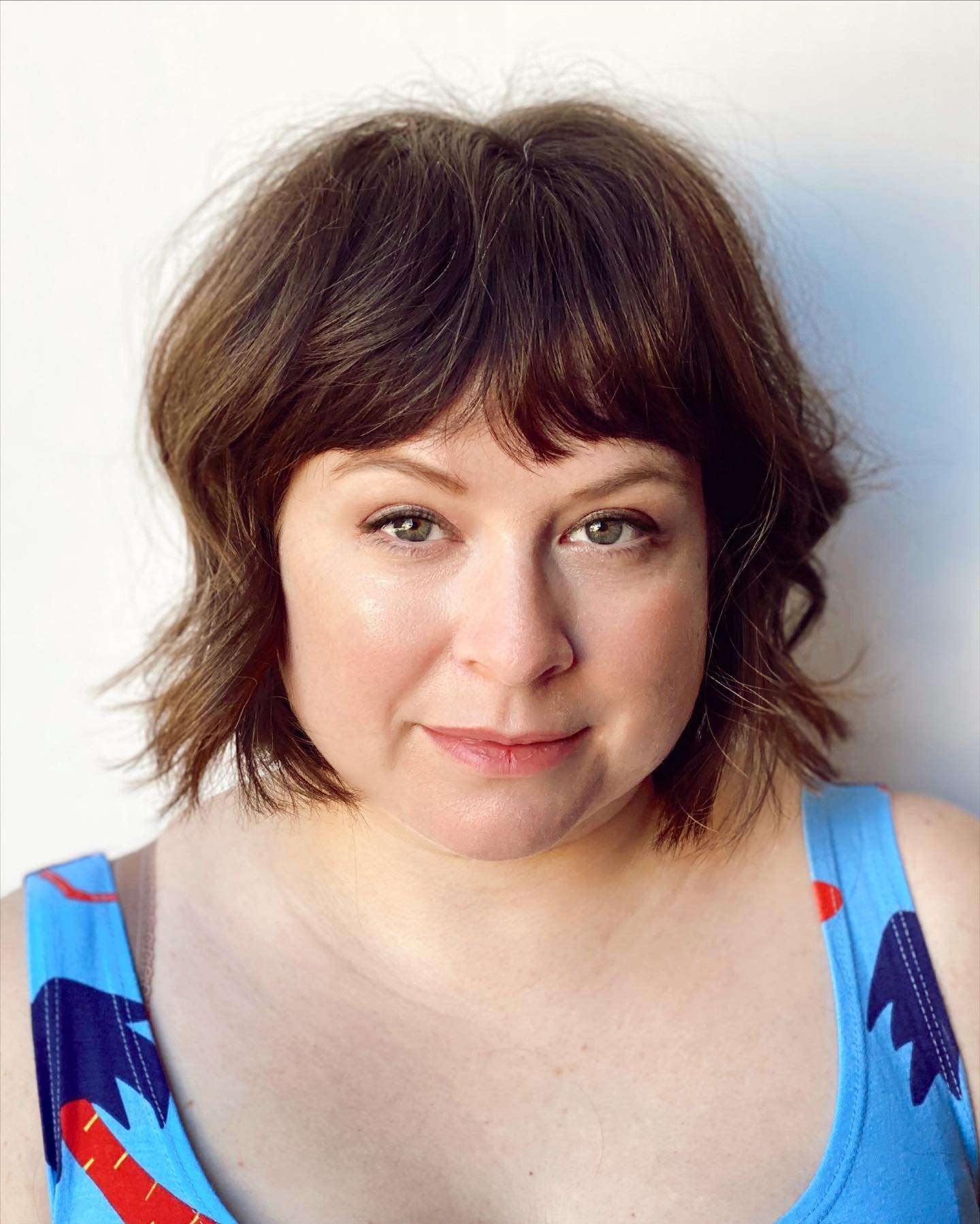 Chic Textured Wavy Bob with Soft Bangs