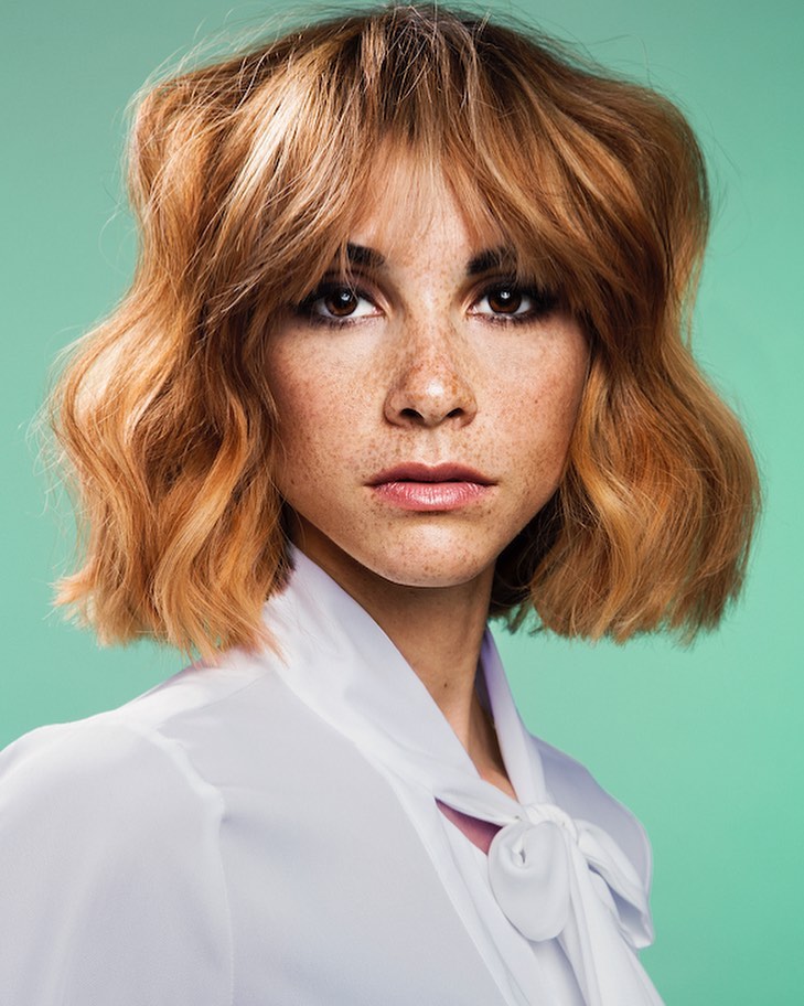 Chic Textured Wavy Bob with Soft Fringe