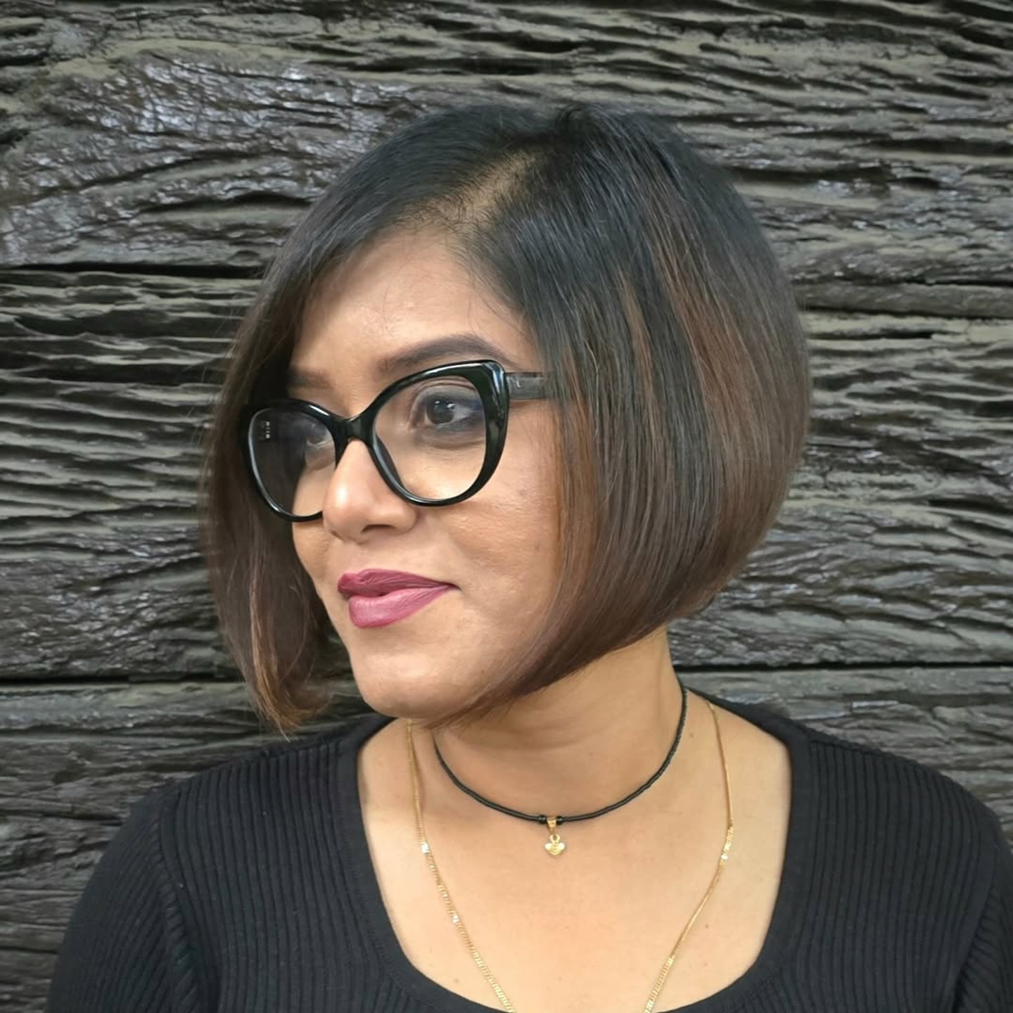 Chic Rounded Bob with Subtle Caramel Highlights