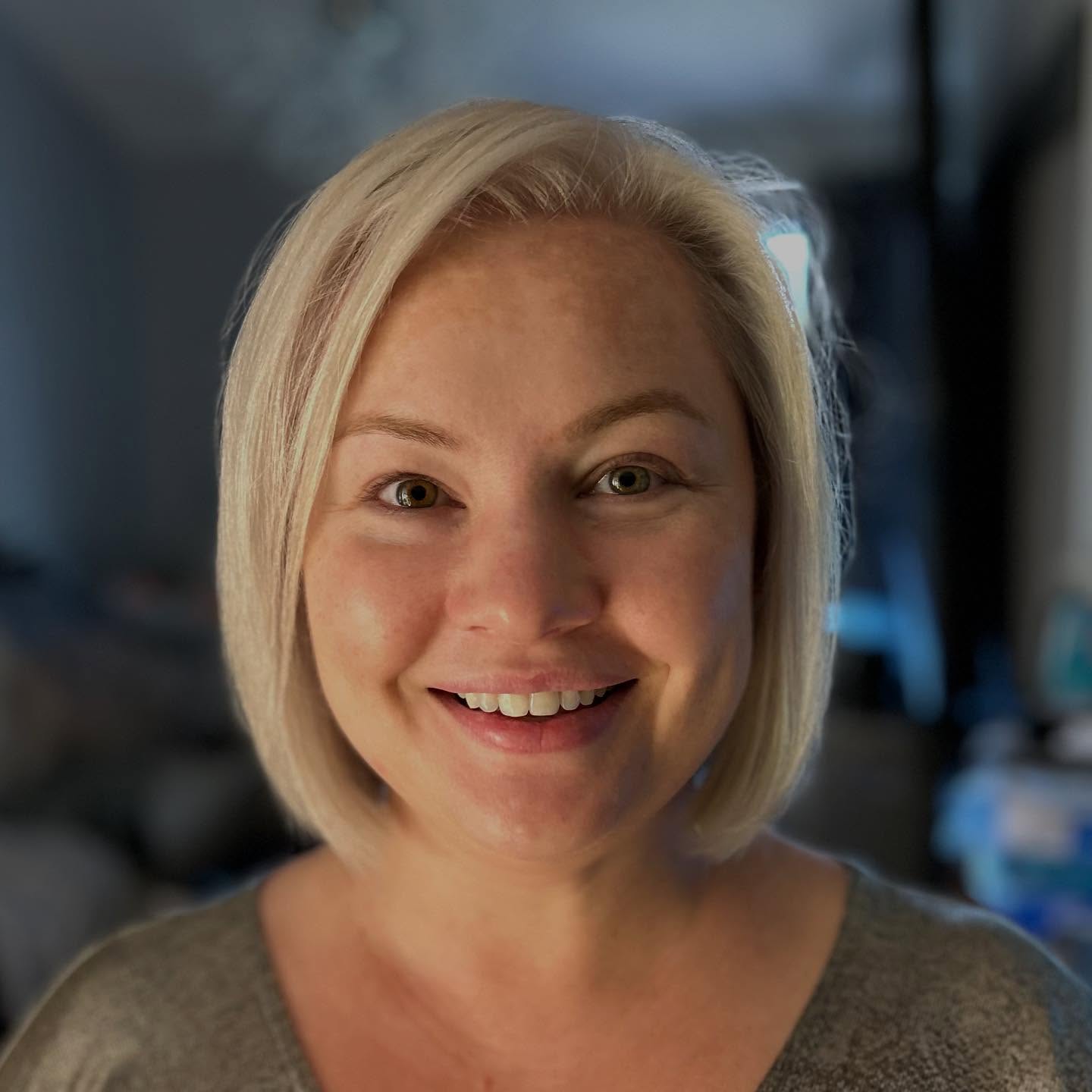 Chic Soft Platinum Rounded Bob with Subtle Layers