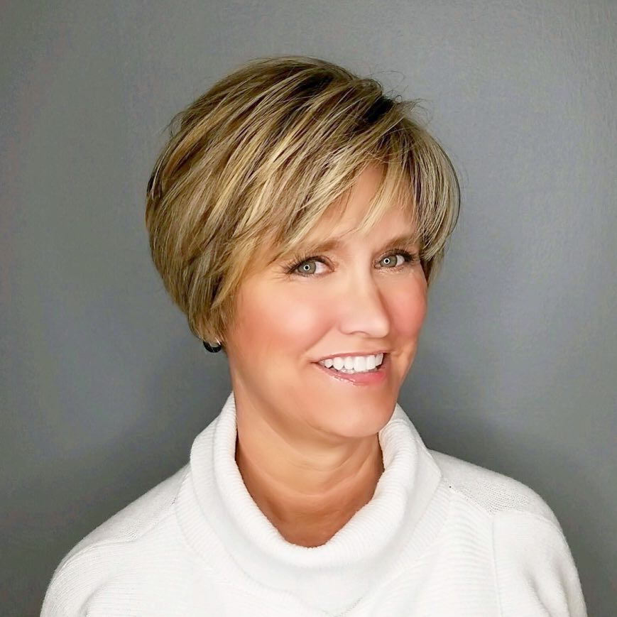 chic textured short bob with subtle highlights