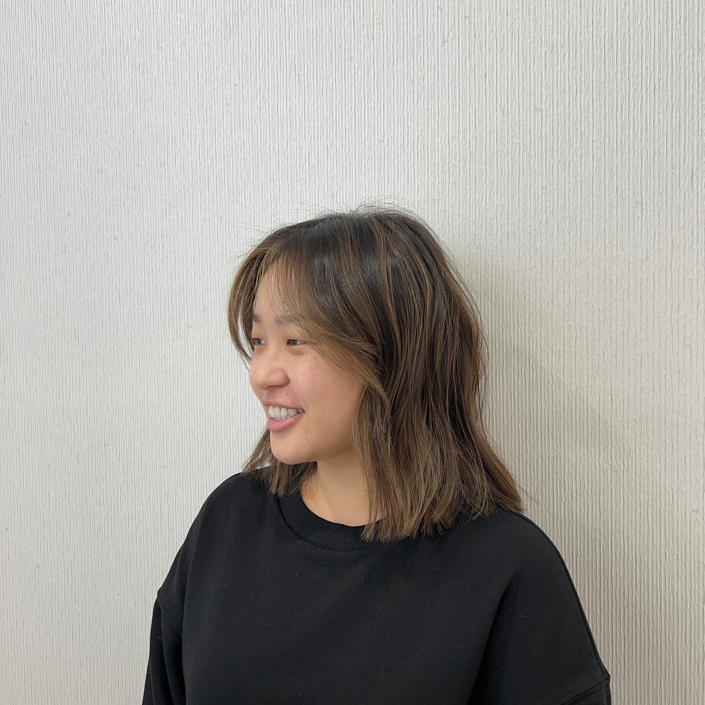 Effortlessly Chic Layered Lob with Subtle Face-Framing Highlights