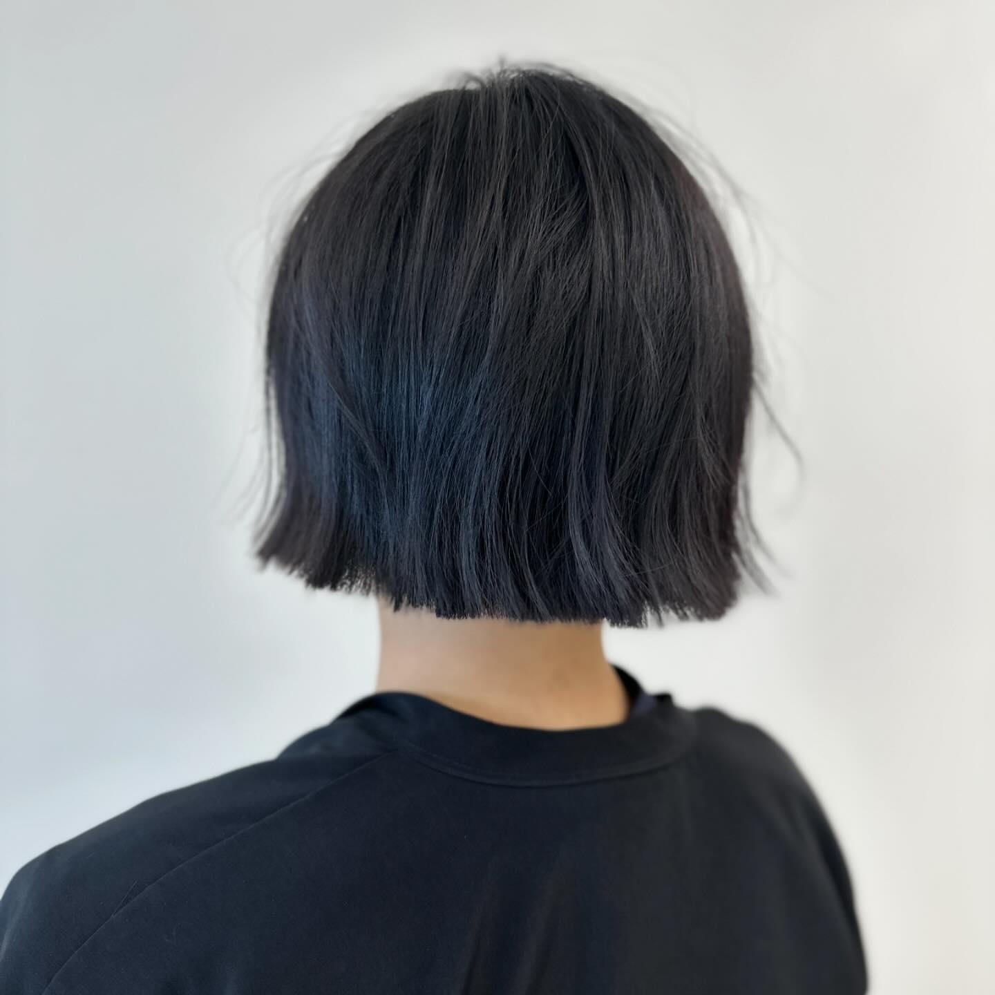 Textured Dark Blue Bob with Subtle Movement