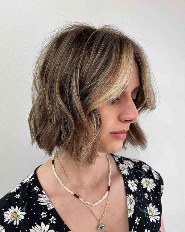 Chic Textured Bob with Face-Framing Highlights