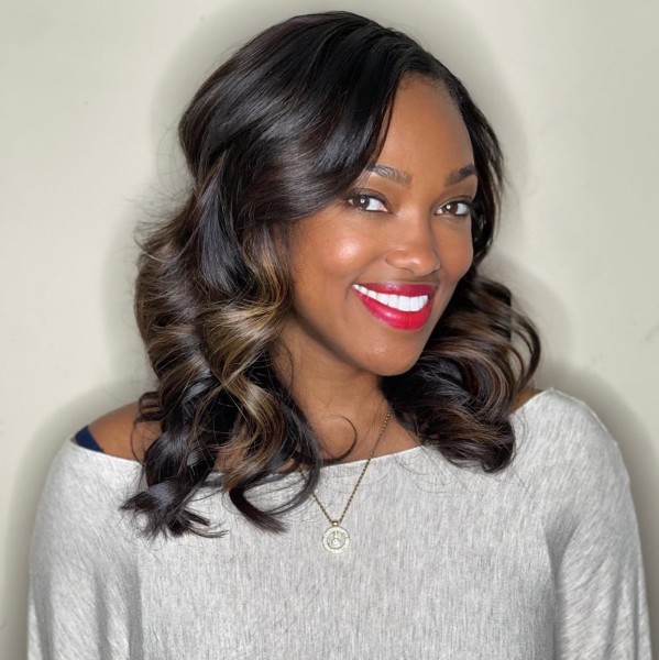 Lustrous Shoulder-Length Waves with Subtle Highlights