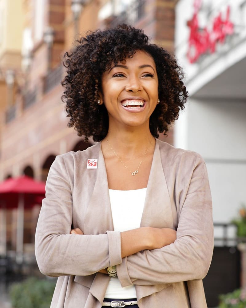 Chic Curly Shoulder-Length Cut with Defined Curls