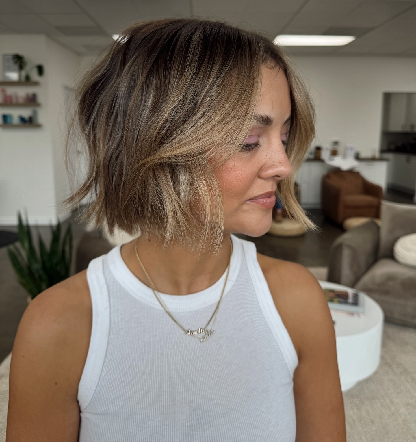 Effortlessly Chic Frayed Bob with Subtle Highlights