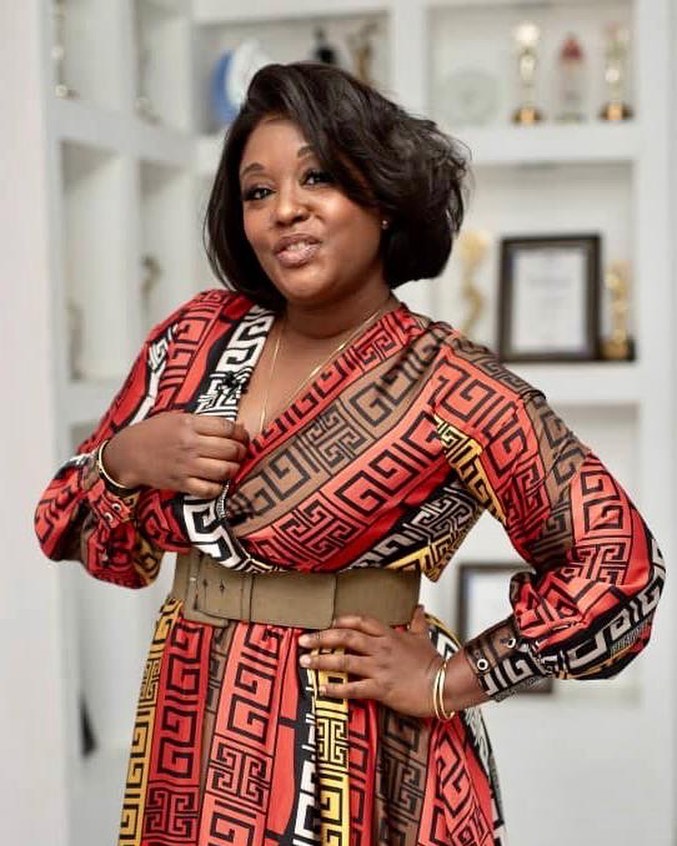 Elegant Curly Bob with Soft Layers