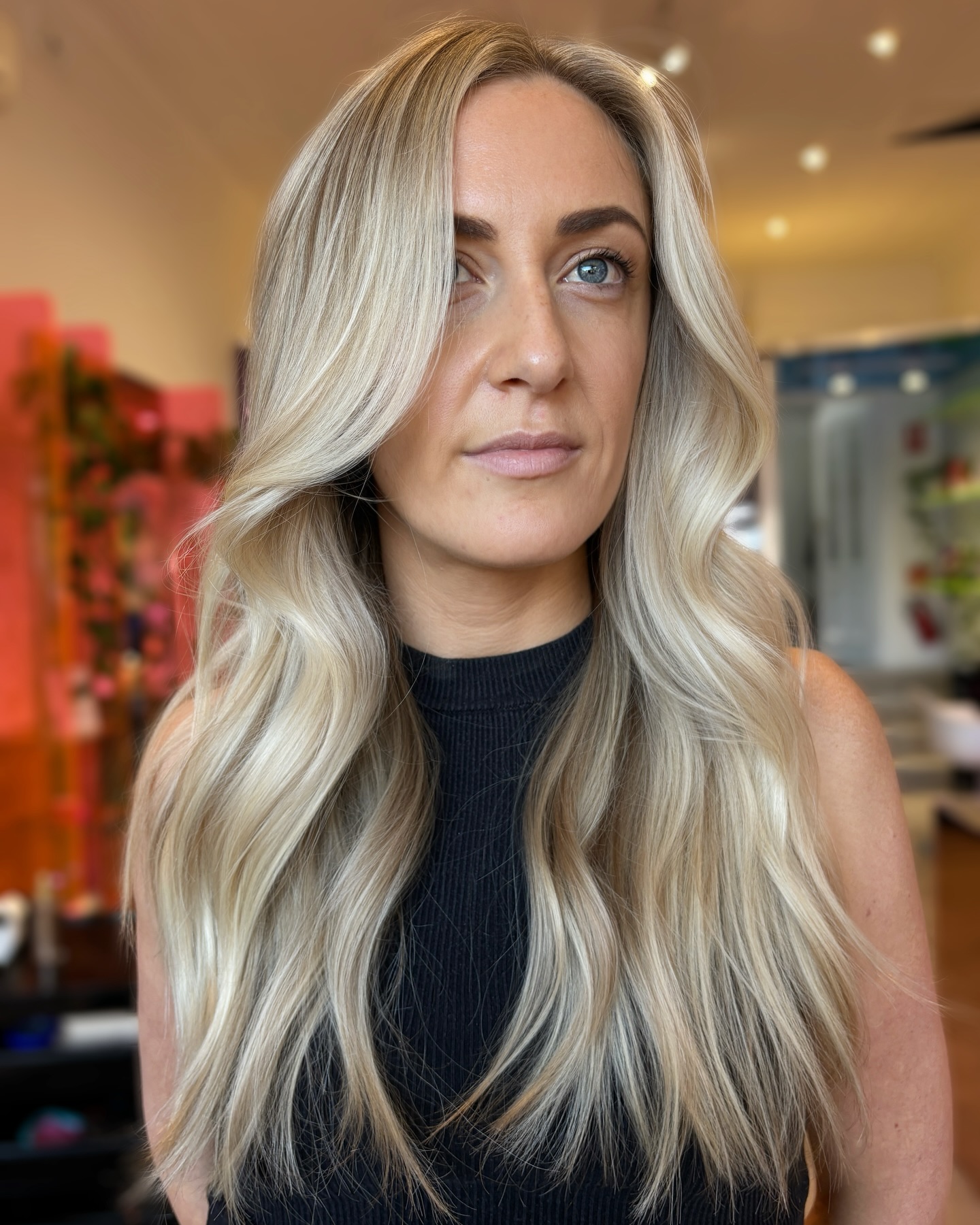Elegant Long Layered Blonde Hair with Soft Waves
