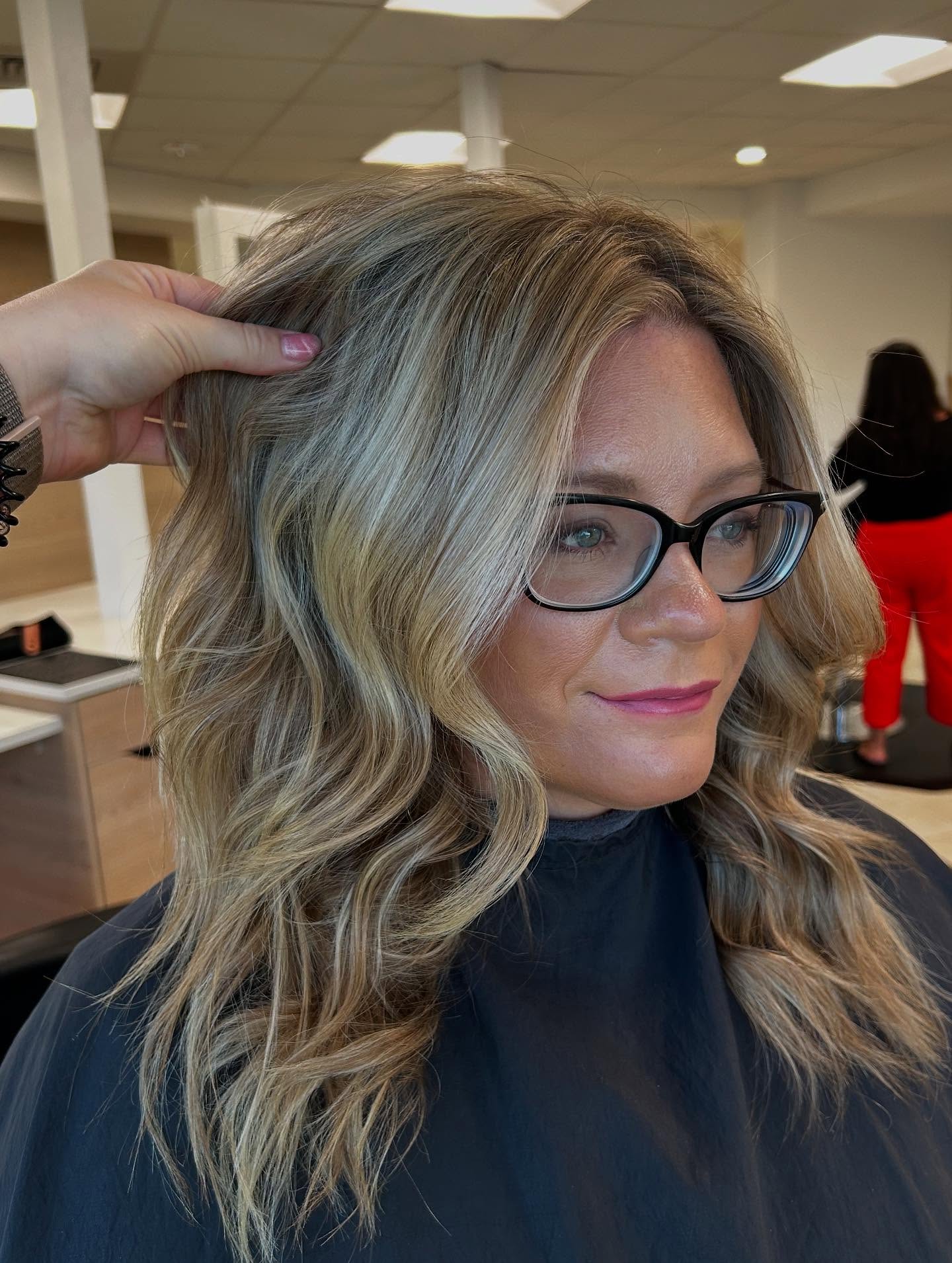 Textured Wavy Cut with Soft Blonde Dimension