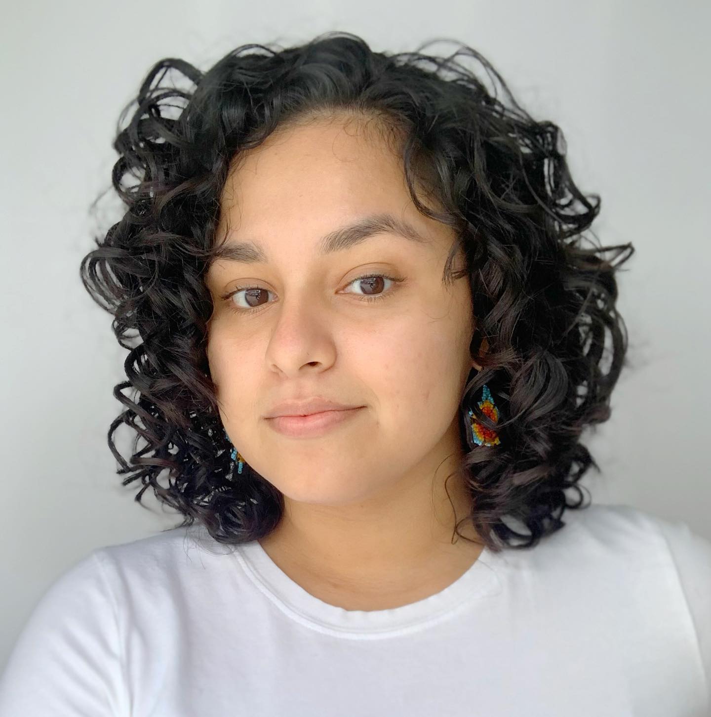 Chic Curly Shoulder-Length Cut with Defined Curls