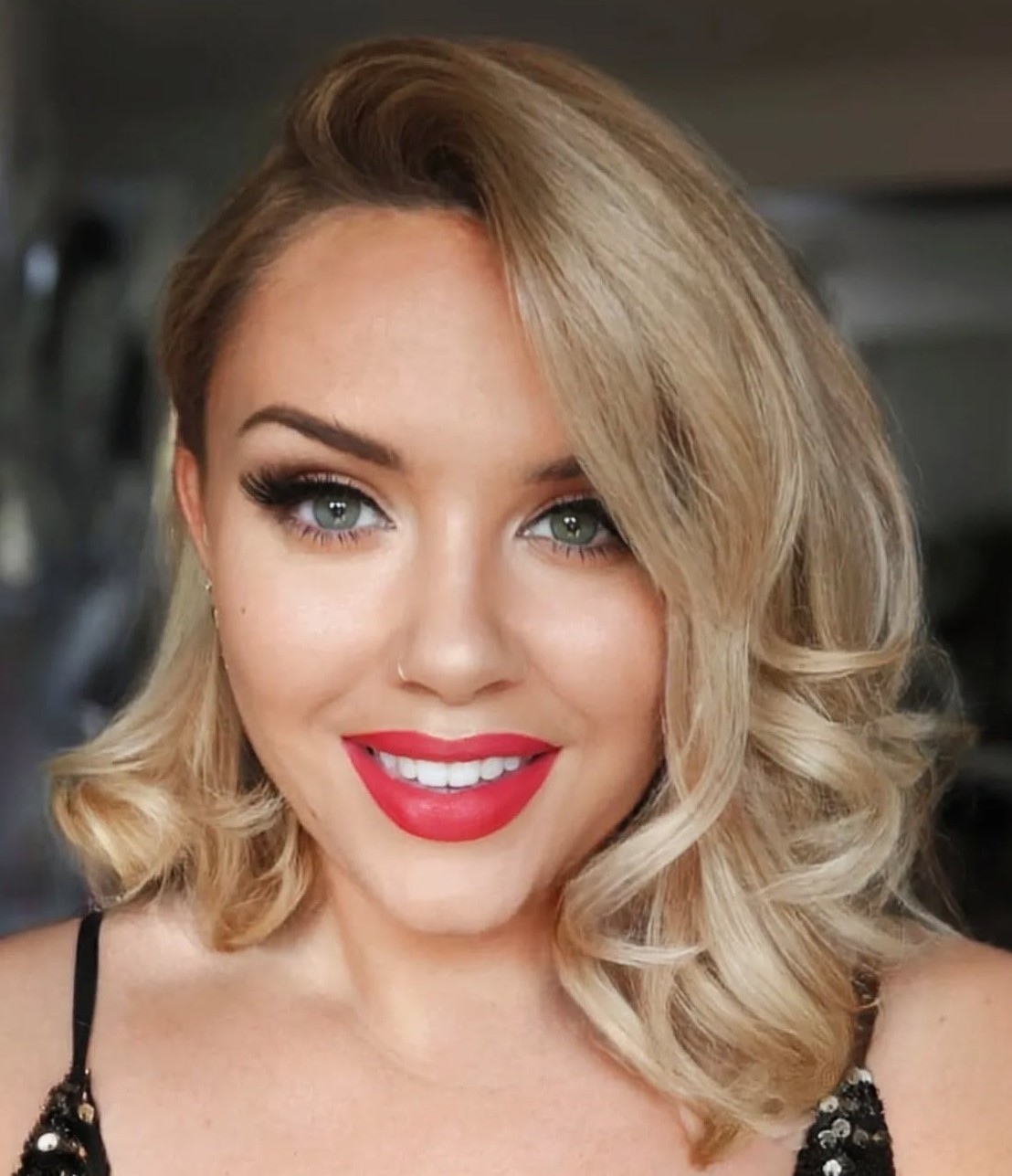 Chic Short Blonde Waves with Side Part