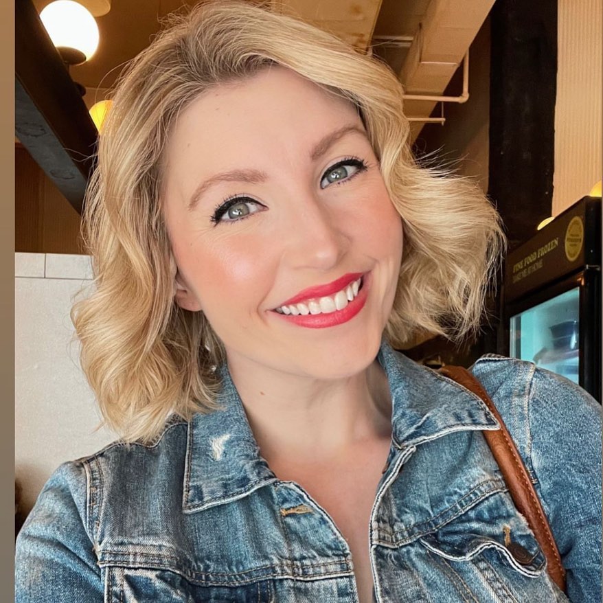 Chic Textured Bob with Soft Waves