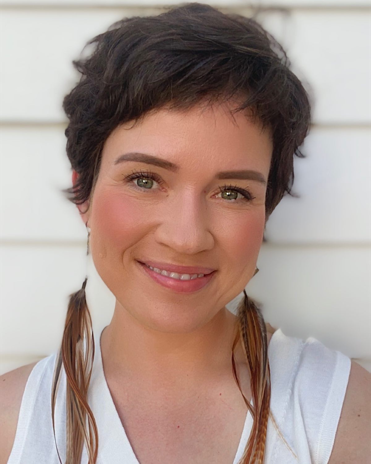 Chic Textured Short Pixie with Feathered Highlights