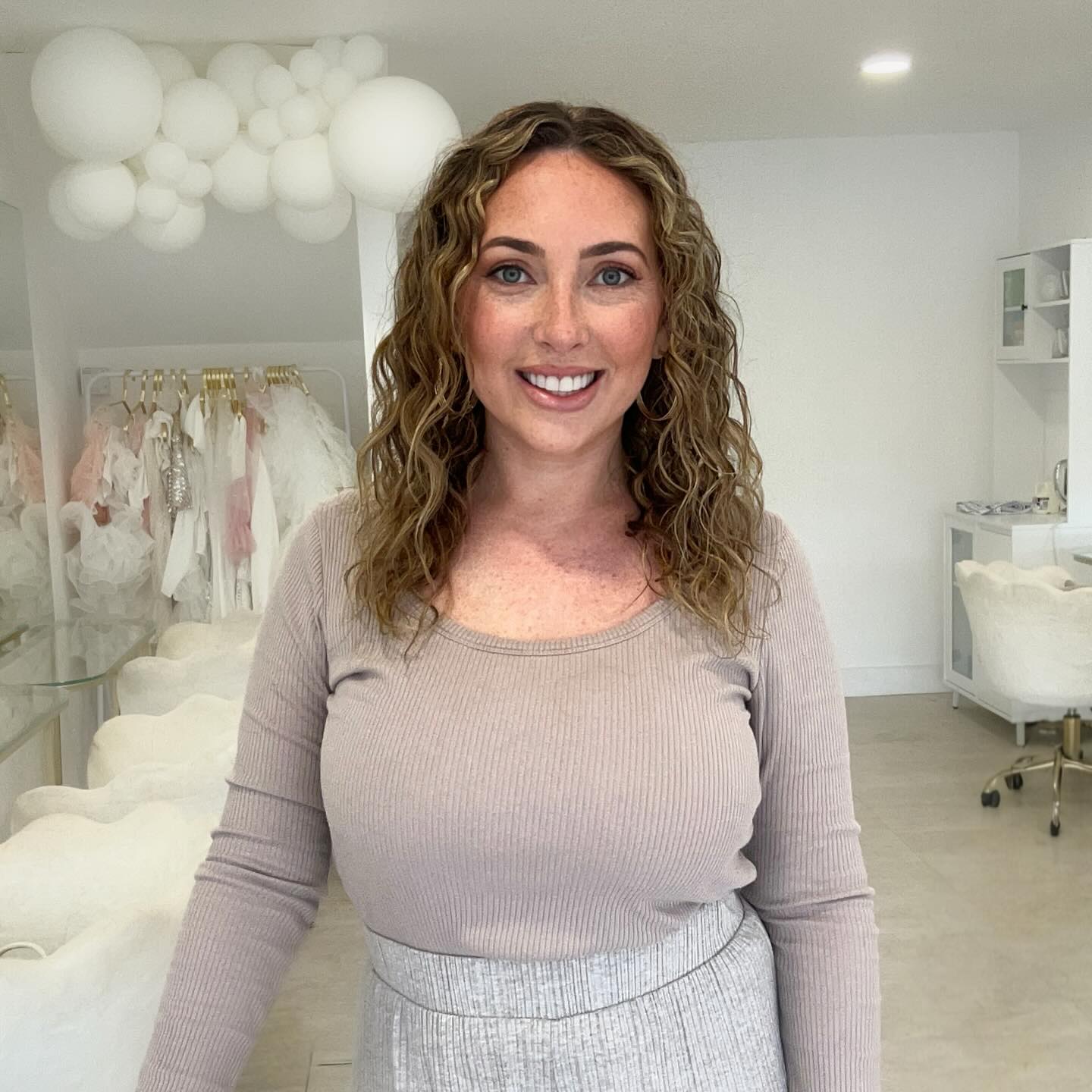 Effortlessly Curly Shoulder-Length Cut with Soft Layers