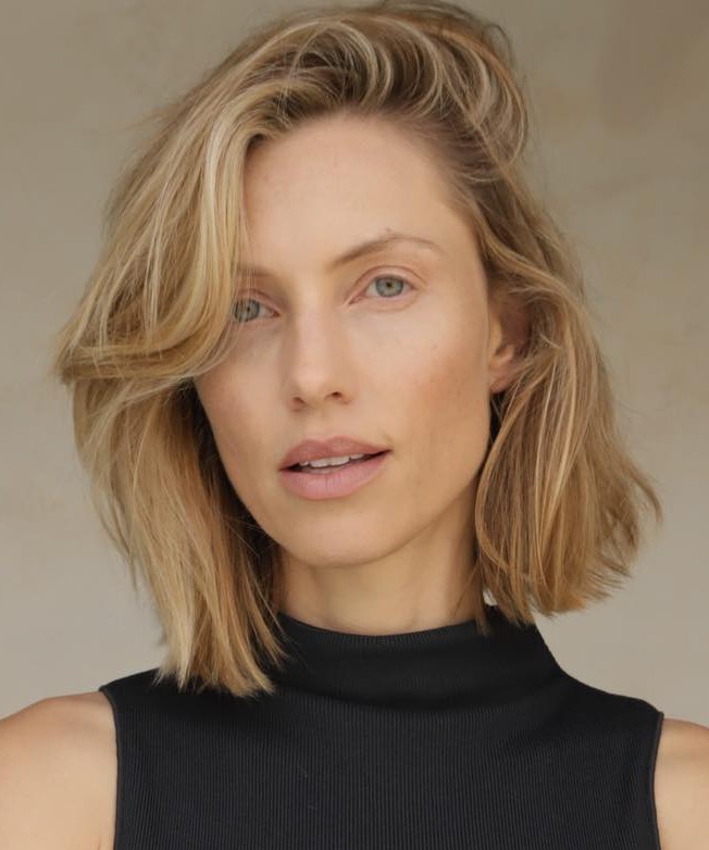 Effortlessly Textured Short Blonde Cut with Subtle Layers