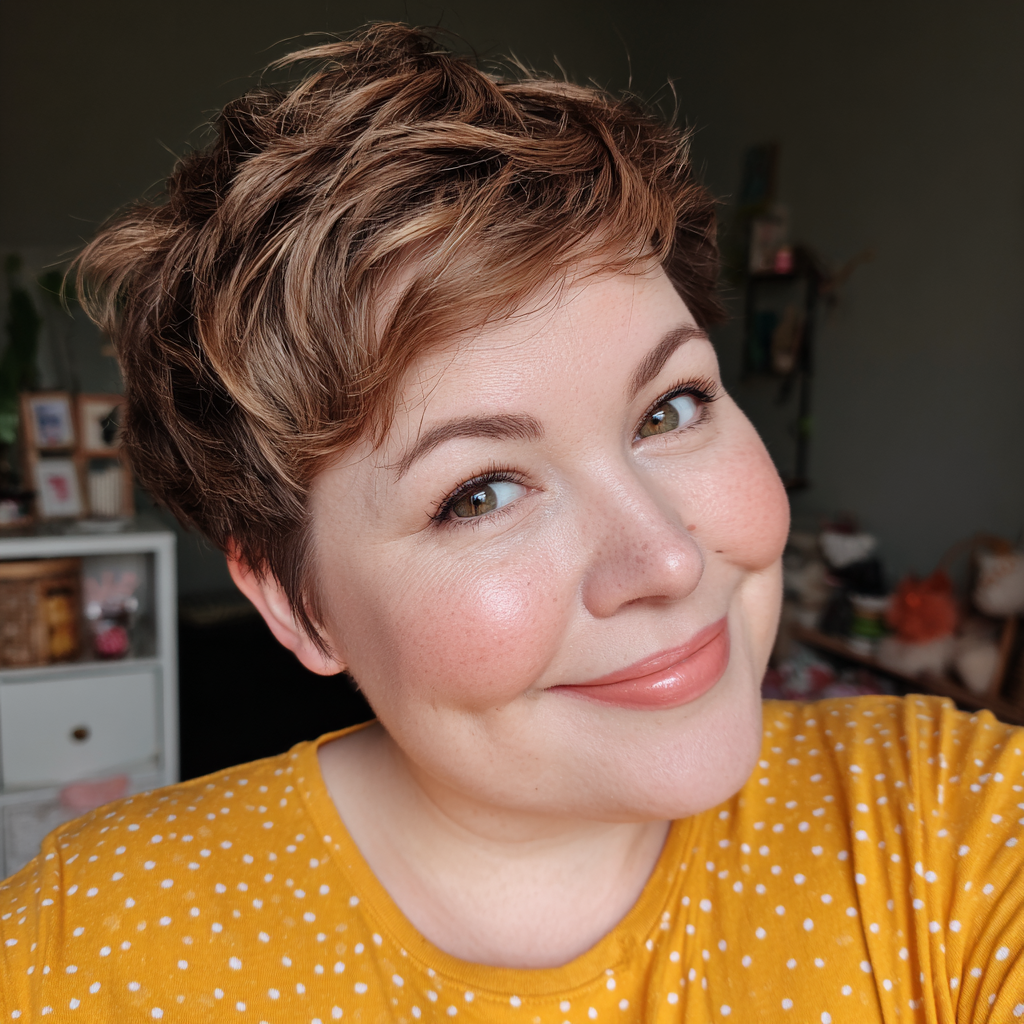 Stylish Textured Short Pixie Cut with Subtle Highlights