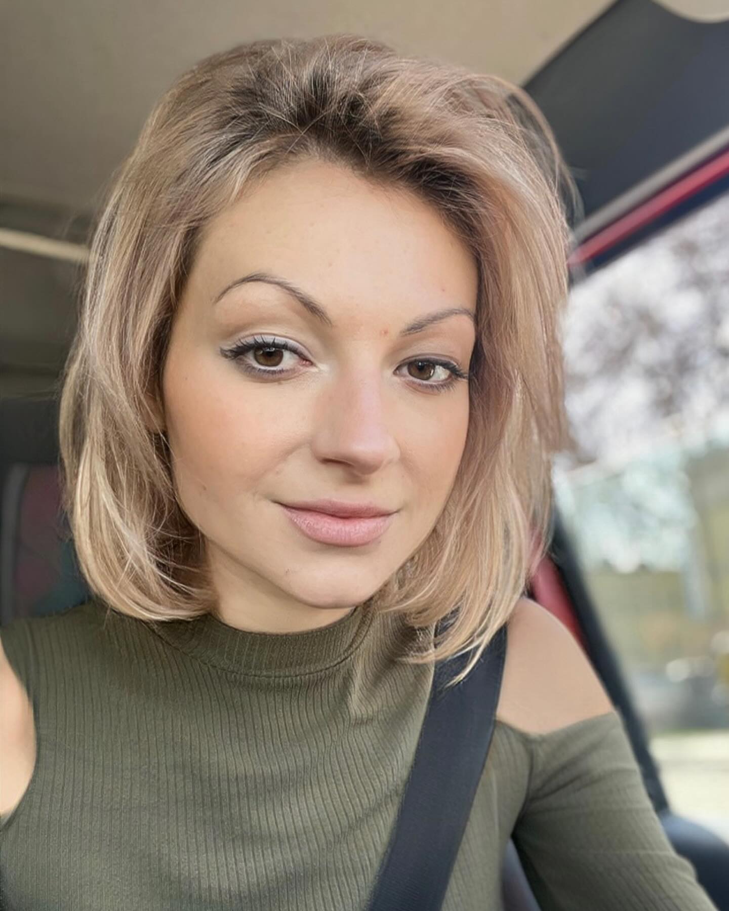 Trendy Soft Blonde Lob with Subtle Layers