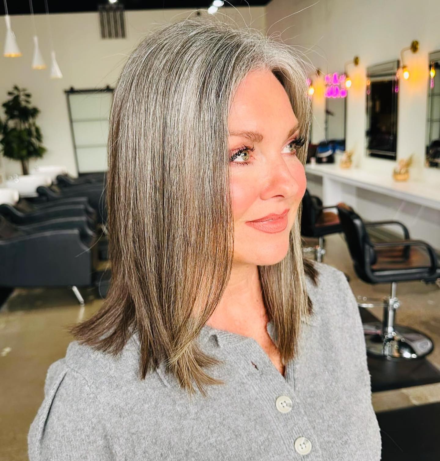 Sleek Shoulder-Length Bob with Subtle Silver Highlights