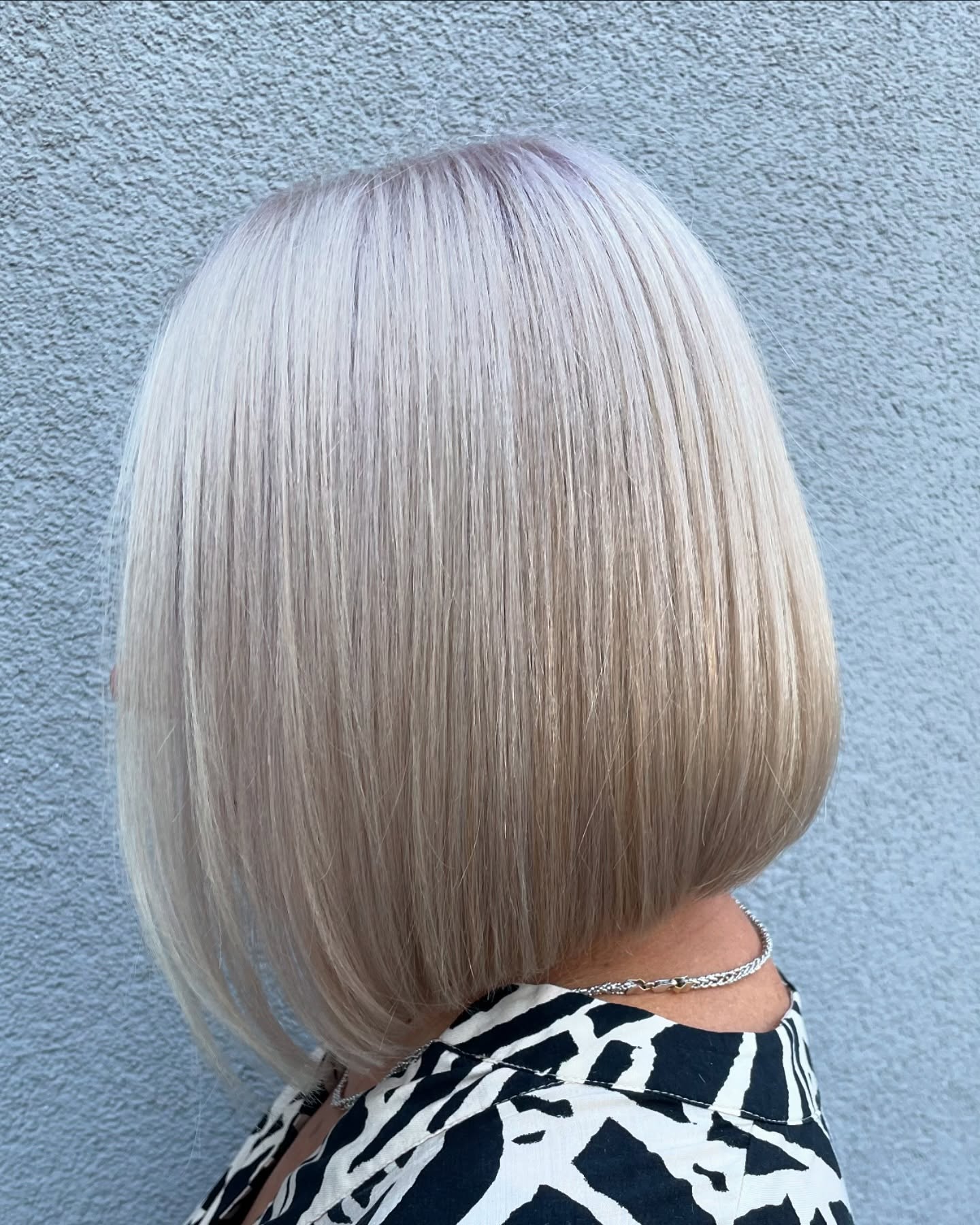 Sleek Blended Graduated Bob with Subtle Lavender Tones